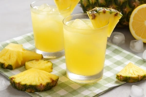 Refrescante agua de piña en vaso con rodajas de fruta