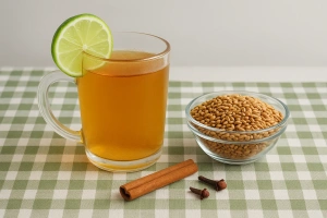 Vaso de refresco de cebada con hielo y rodaja de limón