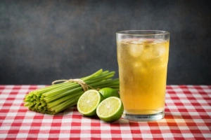 Refrescante agua de hierba luisa en un vaso transparente