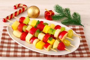 Coloridas brochetas de frutas navideñas listas para disfrutar