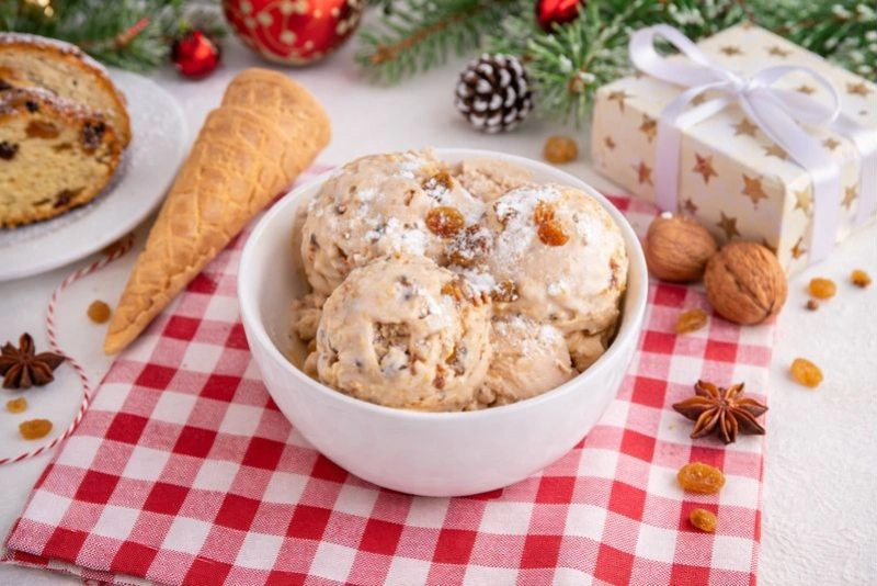 Delicioso helado de panetón servido en copa elegante