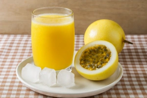 Vibrante refresco de maracuyá casero en vaso con hielo