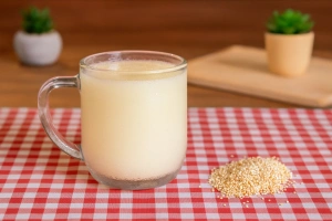 Refresco de quinua servido en vaso con rodajas de limón