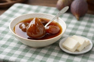 Delicioso dulce de higo casero en tarro de vidrio