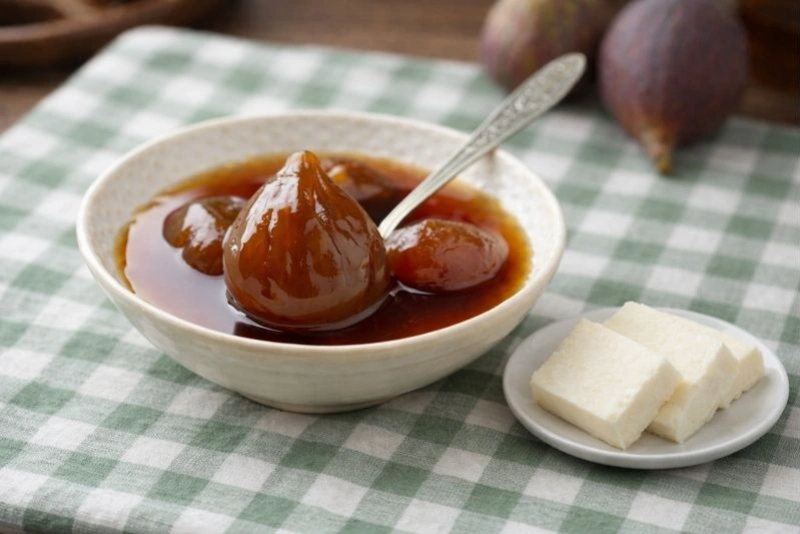 Delicioso dulce de higo casero en tarro de vidrio