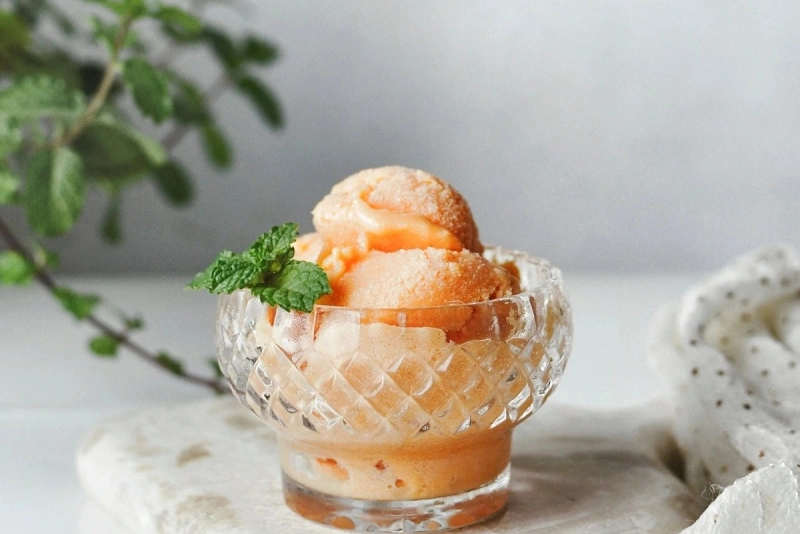 Sorbete de papaya cremoso y refrescante en vaso listo para servir