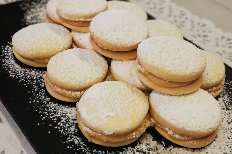 fuente con alfajores peruanos