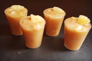 vasos de champú de piña
