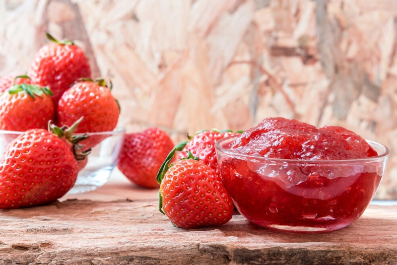 pote con mermelada de fresa
